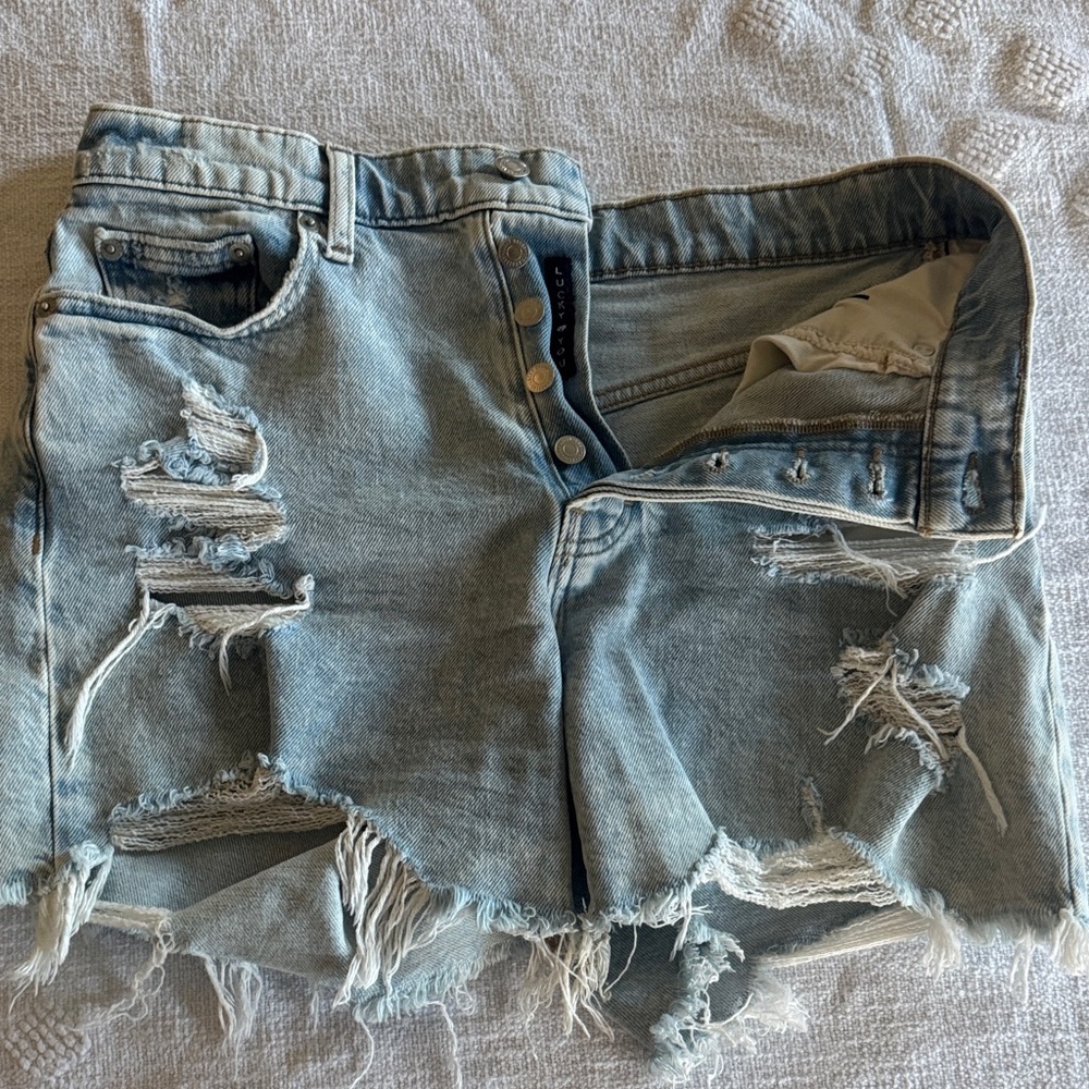 Lucky Brand button fly Jean shorts/ SZ 6/28
Waist 15”
Inseam 4”